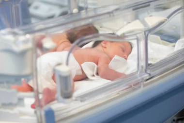 DVE BEBE su rođene istog dana, a sestre su se prema njima ponašale RAZLIČITO - ono što se desilo posle niko nije očekivao