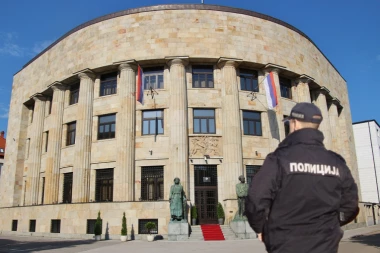 UŽAS U BANJALUCI! Policajac napadnut ispred Palate Republike Srpske! (VIDEO)