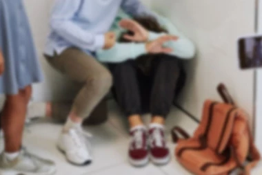 "UDARI JOJ GLAVOM O ZEMLJU!" Brutalna tuča MALOLETNICA, jedna pala u nesvest - prolaznici NAVIJALI i sve SNIMALI TELEFONIMA! (UZNEMIRUJUĆI SNIMAK)