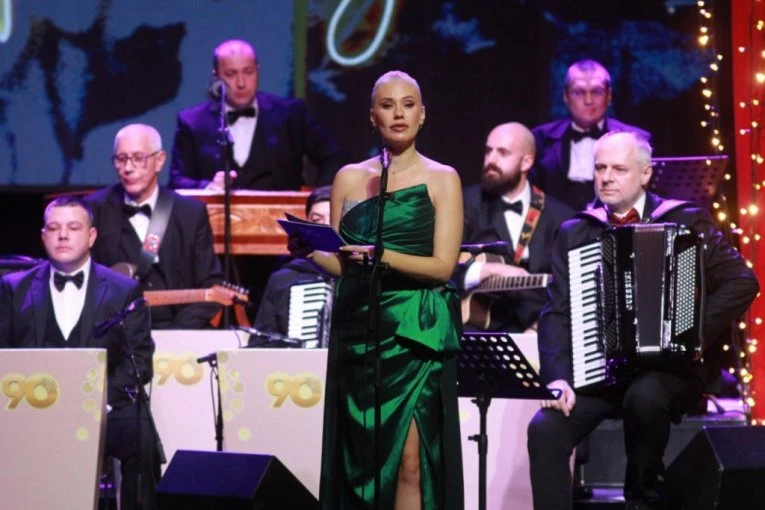 MARIJA VELJKOVIĆ žešća od Merlinke: Crveno je njena boja, bretele spale, a haljina istakla duge noge - mreže gore (FOTO)