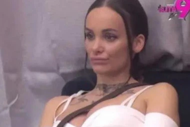 ISPLIVAO SNIMAK TEODORIH BUJNIH CICA! Evo čime Delićeva raspolaže! (VIDEO)