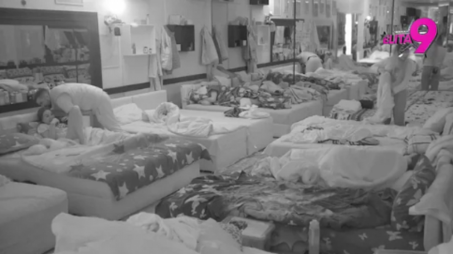 PRODUKCIJA OBELODANILA SKANDALOZAN SNIMAK MAJE I ASMINA U CIK ZORE: Durdžić sačekao da svi odu na spavanje, pa NASKOČIO na cimerku!