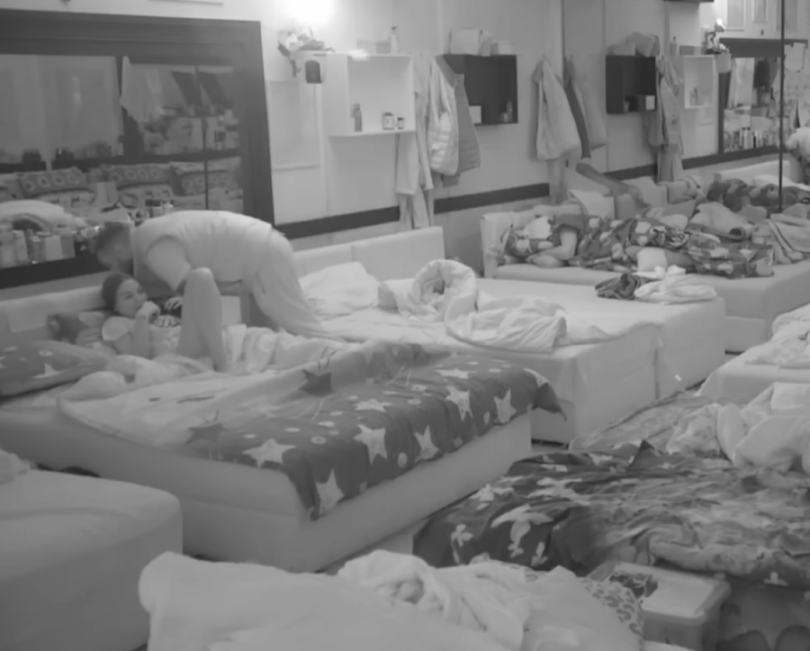 PRODUKCIJA OBELODANILA SKANDALOZAN SNIMAK MAJE I ASMINA U CIK ZORE: Durdžić sačekao da svi odu na spavanje, pa NASKOČIO na cimerku!