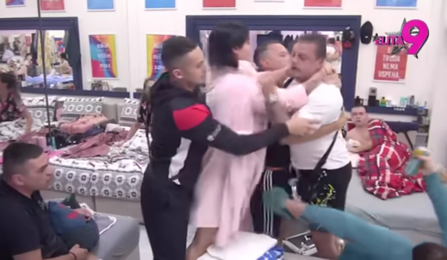 NEVIĐENA TUČA U "ELITI"! Obezbeđenje HITNO prekinulo program - Terza PODIVLJAO, pa ŠČEPAO Bebicu! (FOTO)