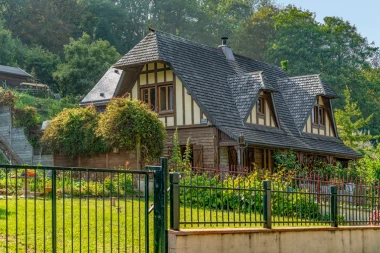 MAŠTATE O KUĆI ZA EVRO? Francuzi ih prodaju, ali postoji jedna caka!