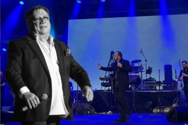 PEVAČ ZAPEVAO U ČAST HALIDA BEŠLIĆA: Najpotresnija scena na koncertu Mileta Kitića - Emir Brunčević rasplakao celu Arenu! (VIDEO)