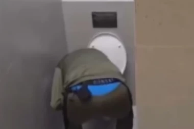 NIŠTA GADNIJE NISTE VIDELI U ISTORIJI RIJALITIJA - Takmičar "Elite" zavukao RUKU u WC-šolju, rovario, a ono što je IZVADIO iz nje je sve ŠOKIRALO!