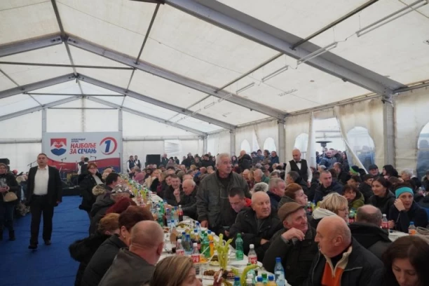 TRIBINA "ALEKSANDAR VUČIĆ - NAJBOLJE ZA SEČANJ" U KRAJIŠNIKU! Vesela atmosfera, narod u velikom broju POSLAO JASNU PORUKU PREDSEDNIKU! (VIDEO)