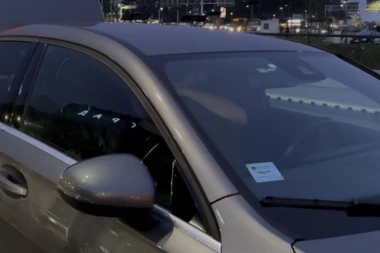 NATAŠA BEKVALAC POLETELA HANI U ZAGRLJAJ! Lavina emocija ispred aerodroma, ćerka bez šminke! (VIDEO)