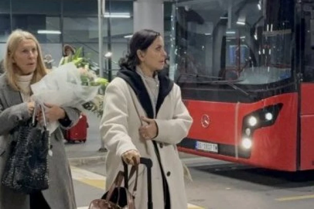TRAGEDIJA U DOMU ELENE KARIĆ! Dizajnerka ZAVIJENA U CRNO, oglasila se u SUZAMA i oprostila potresnim rečima koje KIDAJU DUŠU