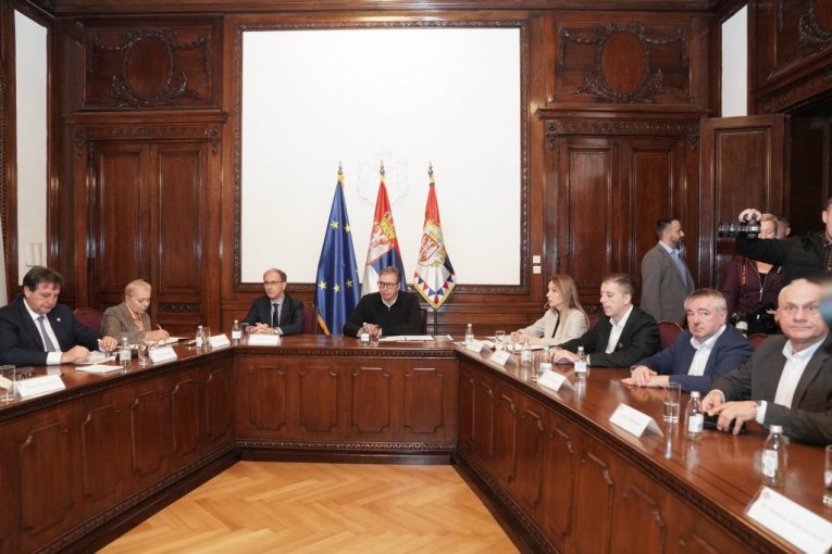 Predsednik Vučić sa članovima energetskog tima!