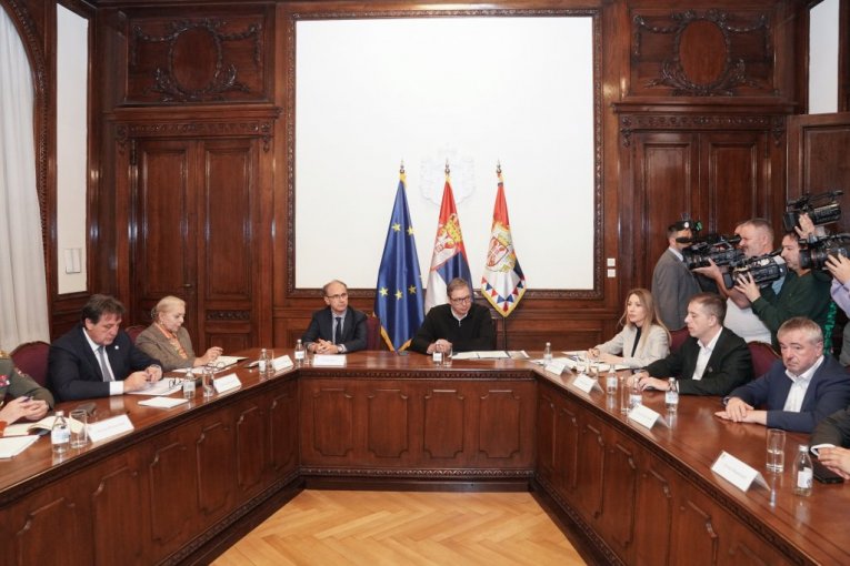 Predsednik Vučić sa članovima energetskog tima!