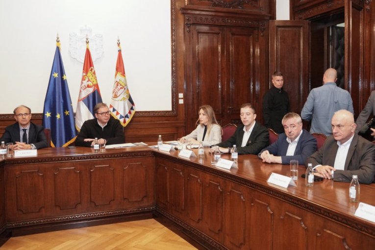 Predsednik Vučić sa članovima energetskog tima!