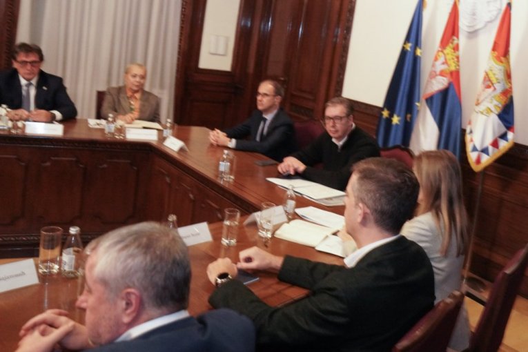 Predsednik Vučić sa članovima energetskog tima!