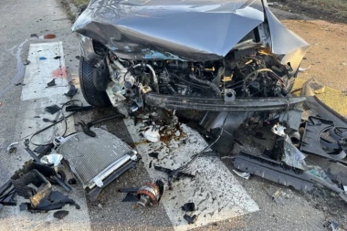 JEZIVI PRIZORI NA IBARSKOJ MAGISTRALI! Ogromna stena pala na automobil U POKRETU: GOLF POTPUNO SMRSKAN! (FOTO)