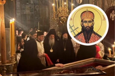 OTVOREN KIVOT SA MOŠTIMA SVETOG STEFANA DEČANSKOG: Vernici ispunili Visoke Dečane na veliki praznik (FOTO)