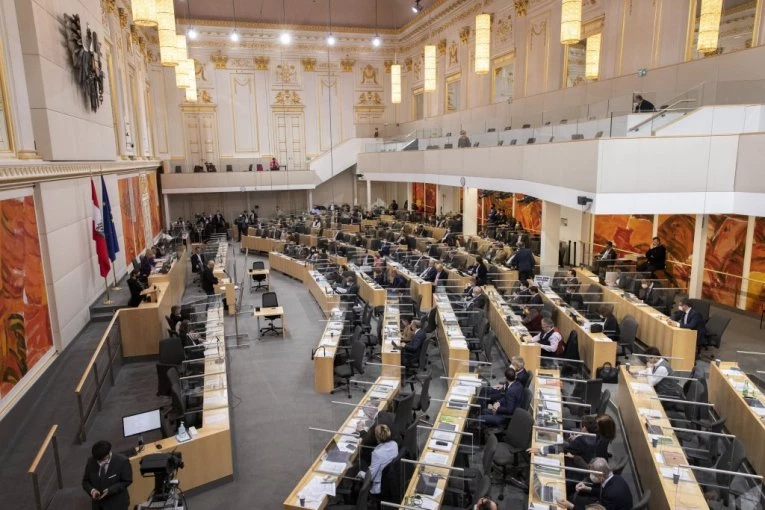 TUČA U PARLAMENTU! Poslanice se prvo psovale, pa ČUPALE ZA KOSU, a onda i šamarale! (VIDEO)