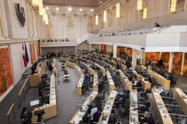 TUČA U PARLAMENTU! Poslanice se prvo psovale, pa ČUPALE ZA KOSU, a onda i šamarale! (VIDEO)