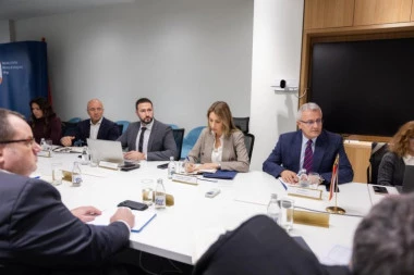 "SVAKA PUMPA, FIRMA I GRAĐANIN MORAJU DA IMAJU DOVOLJNO GORIVA!" Ministarka Đedović Handanović održala sastanak s naftnim kompanijama (FOTO, VIDEO)