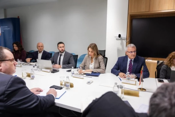 "SVAKA PUMPA, FIRMA I GRAĐANIN MORAJU DA IMAJU DOVOLJNO GORIVA!" Ministarka Đedović Handanović održala sastanak s naftnim kompanijama (FOTO, VIDEO)