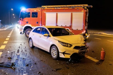PROLETEO KROZ CRVENO I SUDARIO SE SA VATROGASNIM VOZILOM! Teška nesreća na Novom Beogradu! SVE VRVI OD POLICIJE! (FOTO)