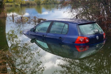 VOZILO SA DVE OSOBE SLETELO U JEZERO! Drama kod Čačka, na licu mesta vatrogasci