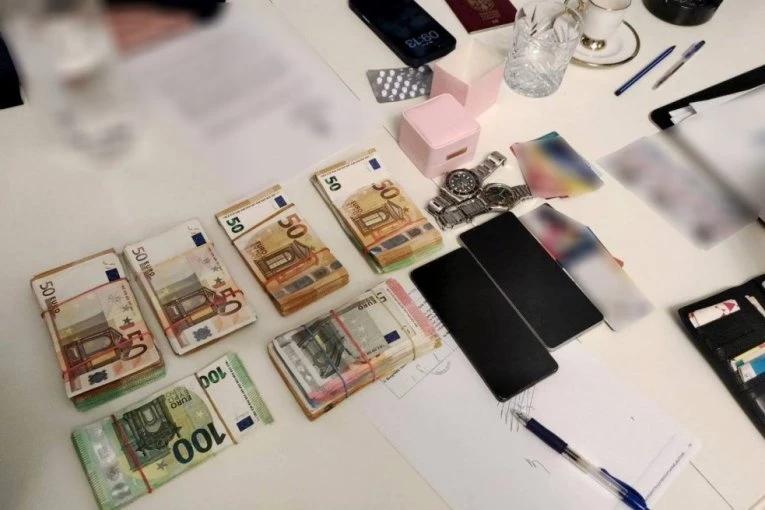 POGLEDAJTE SNIMAK HAPŠENJA KRIMINALNE BANDE! Grupa stavila u džep 3 MILIONA EVRA: "POLICIJA, GORE RUKE, LEZI NA STOMAK!" (VIDEO)