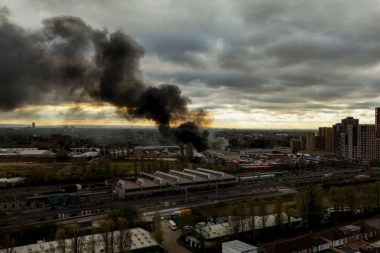 CRNI DIM PREKRIO PRESTONICU: Oko 150 vatrogasaca u borbi sa vatrenom stihijom - situacija dramatična! (VIDEO)