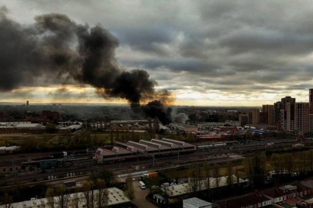 CRNI DIM PREKRIO PRESTONICU: Oko 150 vatrogasaca u borbi sa vatrenom stihijom - situacija dramatična! (VIDEO)