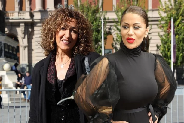 ZBOG HITA ZAMALO RAZVOD: Naša pevačica otkrila istinu iz porodičnog doma, Mina Kostić zakuvala ČORBU! (VIDEO)