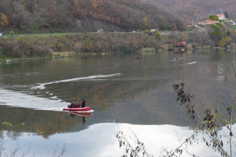 Potraga za automobilom u jezeru Međuvršje