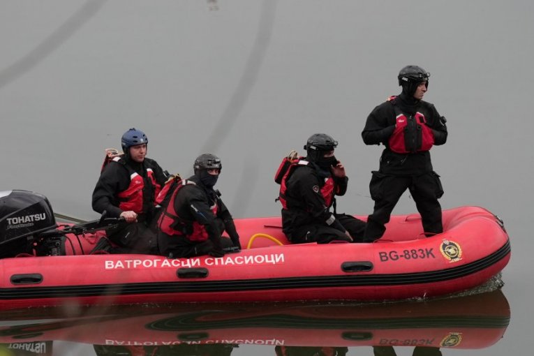 Potraga za automobilom u jezeru Međuvršje