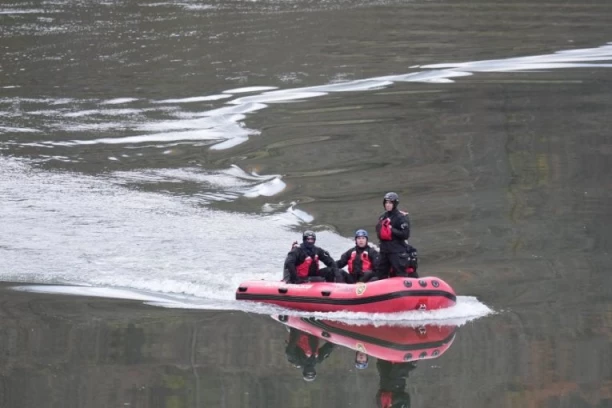 MAJKA PRIJAVILA NESTANAK ĆERKE, A ONA UPALA U MEĐUVRŠJE? Misterija jezera kod Čačka sve veća!