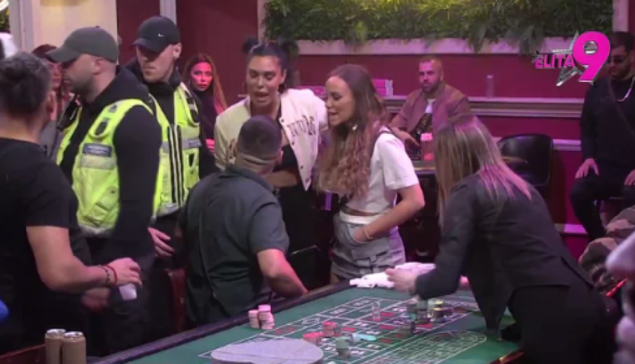 OBEZBEĐENJE UPALO NA ŽURKU MUNJEVITOM BRZINOM: Bebica i Teodora napravili karambol u kazinu, letelo perje na sve strane!