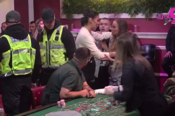 OBEZBEĐENJE UPALO NA ŽURKU MUNJEVITOM BRZINOM: Bebica i Teodora napravili karambol u kazinu, letelo perje na sve strane!