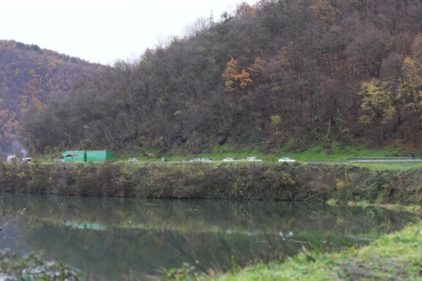STRAVIČAN UDES TRI AUTOMOBILA U OVČARSKO-KABLARSKOJ KLISURI! Ima povređenih!