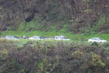 JEZIVA NESREĆA KOD KRAGUJEVCA! Auto izleteo sa puta i prevrnuo se u korito reke, dve osobe u vozilu!