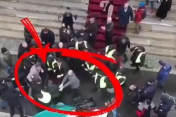EVO KAKO OPOZICIJA BIJE ŽENE! Pogledajte jeziv snimak brutalnog nasilja ispred Skupštine Srbije! (VIDEO)