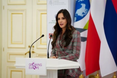 TAMARA VUČIĆ kakvu dugo nismo videli: Ovaj model farmerki je glavni modni hit i sve žene ga žele (VIDEO)