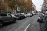 AUTOMOBIL UDARIO ŽENU U DEČANSKOJ ULICI! Hitno prevezena u Urgentni centar!