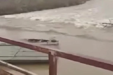 VELIKA MORAVA ODNELA ČITAV MOST: Nabujala reka napravila haos, pogledajte dramatičan snimak iz Svilajnca (VIDEO)