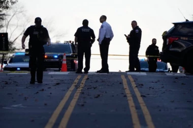 VOZAČ SE ZALETEO U BELU KUĆU! Haos pred ulaznom kapijom, policajci i specijalci munjevito reagovali (FOTO)
