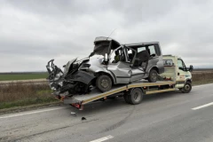 STRAVIČNA SAOBRAĆAJKA KOD RUME! Posle silovitog udara kombija, autobusa i automobila došlo do POŽARA, troje povređeno!