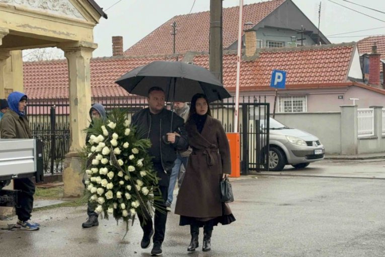 Milica na Ljiljaninoj sahrani