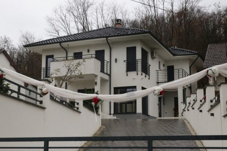 Pravili su slavlje za useljenje