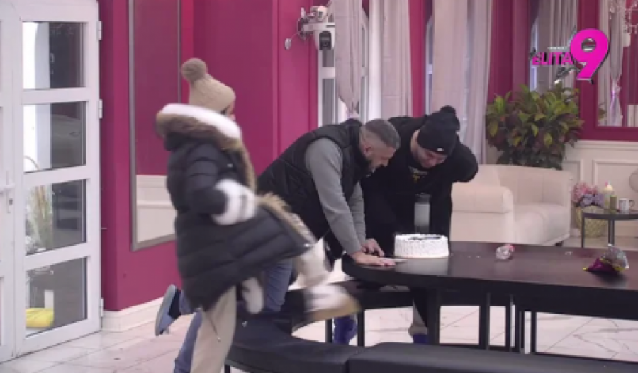 HITNO UNETA SPECIJALNA POŠILJKA ZA ANELI I ASMINA: Obezbeđenje uletelo u Belu kuću, ukućani urlaju na sav glas!