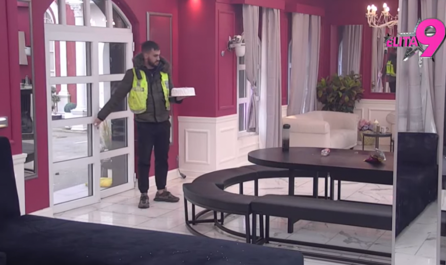 HITNO UNETA SPECIJALNA POŠILJKA ZA ANELI I ASMINA: Obezbeđenje uletelo u Belu kuću, ukućani urlaju na sav glas!