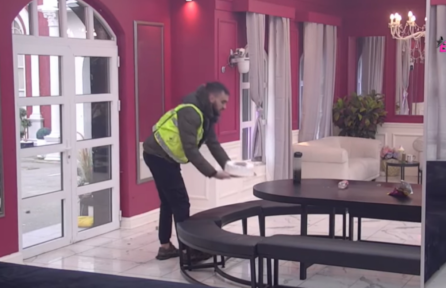 HITNO UNETA SPECIJALNA POŠILJKA ZA ANELI I ASMINA: Obezbeđenje uletelo u Belu kuću, ukućani urlaju na sav glas!