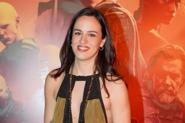 ĆERKA JOVANA MEMEDOVIĆA u dosad neviđenom izdanju: Dubok šlic i gola leđa - ne zna se u šta pre da se gleda! (VIDEO)