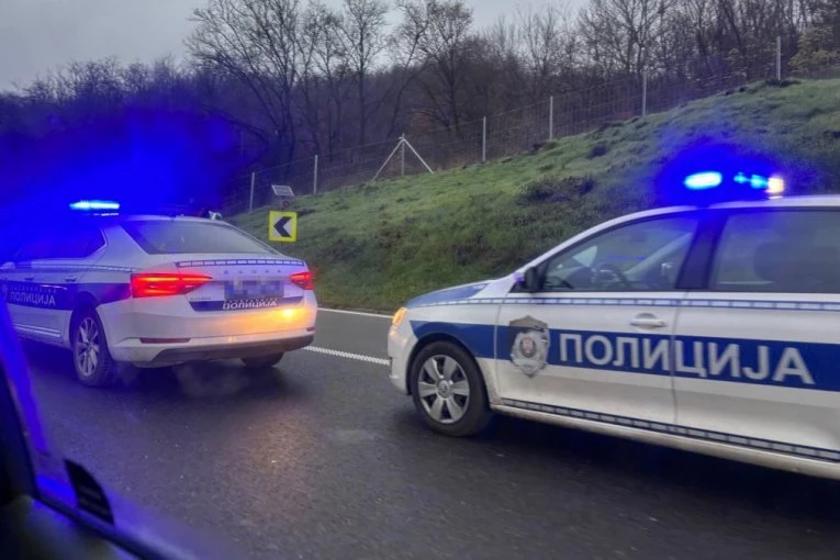 HAOS NA SRPSKIM PUTEVIMA! Auto kod Svilajnca završio u kanalu, kod Čačka kamion smrskao automobil! VIŠE POVREĐENIH LICA!